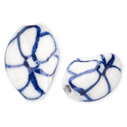Perles en c&eacute;ramique torsad&eacute; avec fleur Blanc cass&eacute;-bleu de Delft