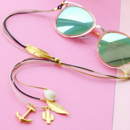 Sets d'inspiration Summer proof ; des cordons à lunettes et des boucles d'oreilles minimalistes