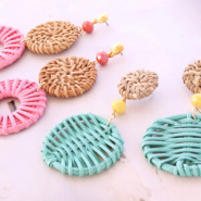Sets d'inspiration Boucles d’oreilles festives avec pendentifs en rotin !