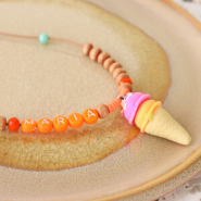 Sets d'inspiration Un joyeux ensemble de bijoux avec des perles alphabet et des breloques fimo
