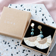 Sets d'inspiration Créez des bijoux tendances avec les nouvelles perles en verre aux détails holographiques.