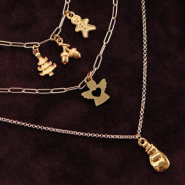 Sets d'inspiration Fabriquez des parures tendance avec les pendentifs en métal DQ et en bois