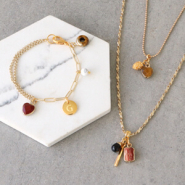Sets d'inspiration Confectionnez d’élégants bijoux avec des breloques et des connecteurs en pierre naturelle