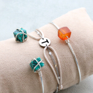 Sets d'inspiration D’élégants bracelets et boucles d’oreilles confectionnés avec des perles en pierre naturelle cubes