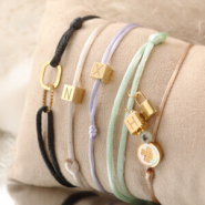 Sets d'inspiration Confectionnez des bijoux tendance et personnalisés avec les perles lettres cube en acier inox 