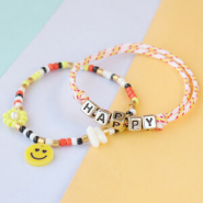 Sets d'inspiration Créez des bijoux originaux avec les breloques et connecteurs smiley Plexx tout en couleurs