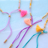 Sets d'inspiration Confectionner des bracelets tendance avec des pompons !