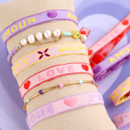 Sets d'inspiration Ainsi vous créez une collection de bracelets fun avec du ruban texte