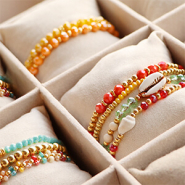 Sets d'inspiration Ainsi vous créez une collection de bracelets avec des perles à facettes