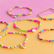 Sets d'inspiration Inspiration de bijoux avec des perles de rocailles dans des couleurs néon estivales