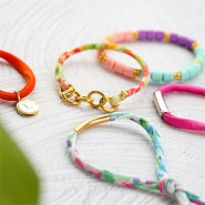 Sets d'inspiration Comment combiner les rubans élastiques Ibiza avec les perles tubes en acier inoxydable pour créer de beaux bracelets ?