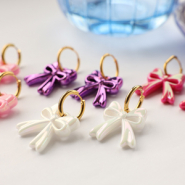 Sets d'inspiration Créez une collection pleine d'amour avec des breloques en nœud et des boucles d'oreilles en cœur