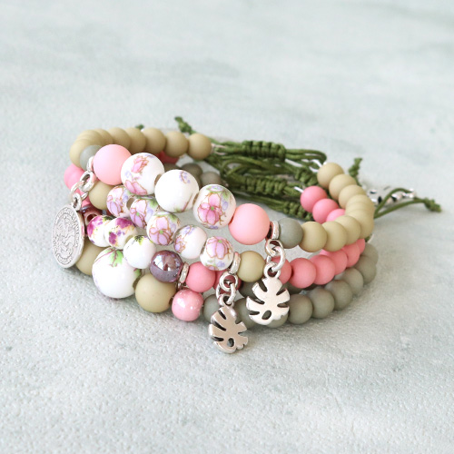 Des bracelets mignons avec des perles en c&eacute;ramique