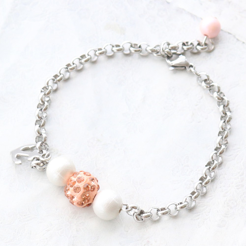 Bijoux avec des perles de strass et des perles acryliques nacr&eacute;es