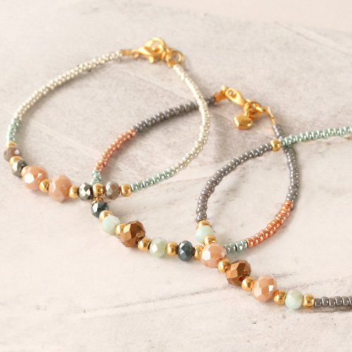 Bracelets color&eacute;s en perles &agrave; facettes