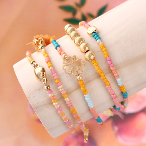 Cr&eacute;ez des bracelets d'&eacute;t&eacute; avec de nouvelles perles de rocaille !