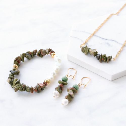 Magnifiques boucles d&rsquo;oreilles, bracelets et colliers avec des perles chips.