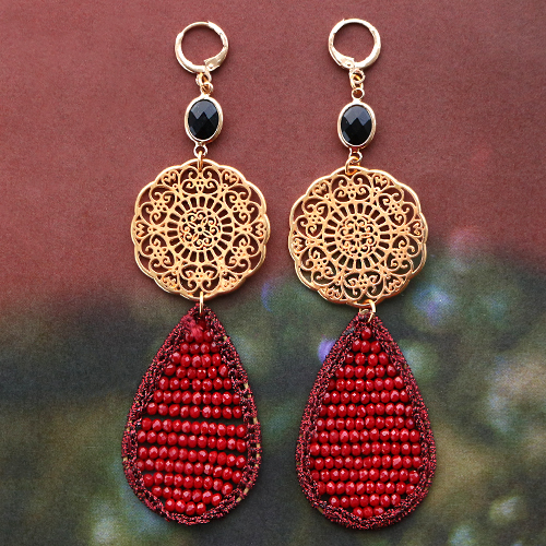 R&eacute;alisez de magnifiques boucles d&rsquo;oreilles aux couleurs hivernales gr&acirc;ce &agrave; ces pendentifs &agrave; perles &agrave; facettes