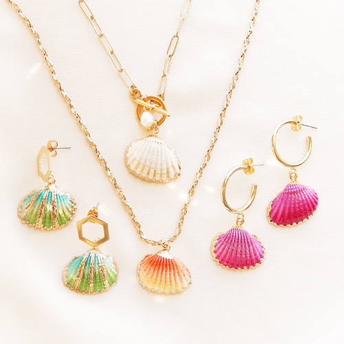 Colliers et boucles d&rsquo;oreilles avec la derni&egrave;re collection de pendentifs coquillage :