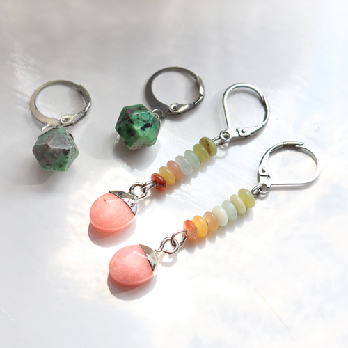 Trouvez l&rsquo;inspiration : avec les pendentifs en pierres naturelles, vous allez pouvoir confectionner ces boucles d&rsquo;oreilles.