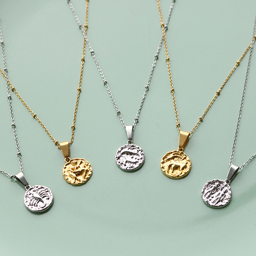 Avec les nouvelles breloques horoscope en m&eacute;tal TQ laiton, vous allez pouvoir confectionner ces colliers et boucles d&rsquo;oreilles :