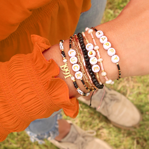 Des bracelets tendance en fil macram&eacute; avec des perles Miyuki et des perles lettres 