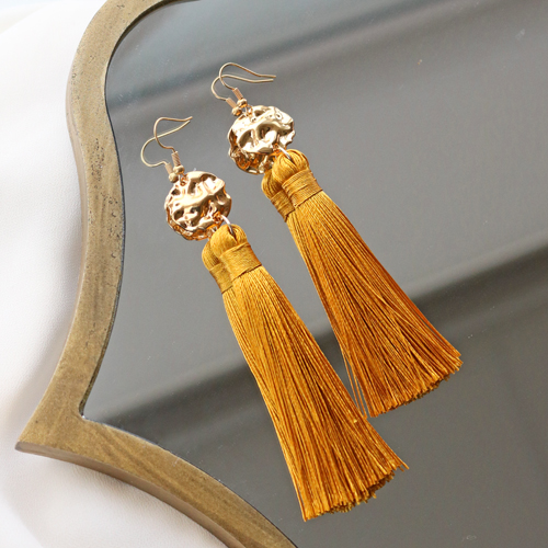 Laissez-vous inspirer ! Voici comment confectionner des boucles d&rsquo;oreilles tendance avec de grands pompons :