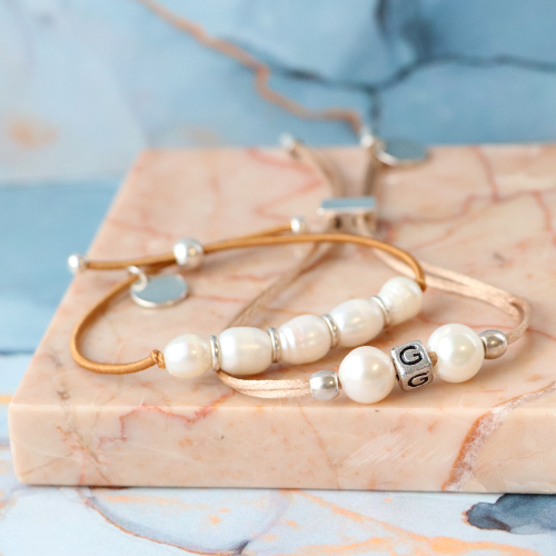 Ces bracelets peuvent &ecirc;tre confectionn&eacute;s avec la toute nouvelle collection de perles d&rsquo;eau douce
