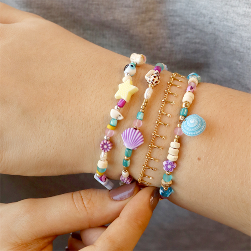D&eacute;couvrez comment confectionner des bracelets super cool avec les perles acryliques fleurs et th&egrave;me marin 