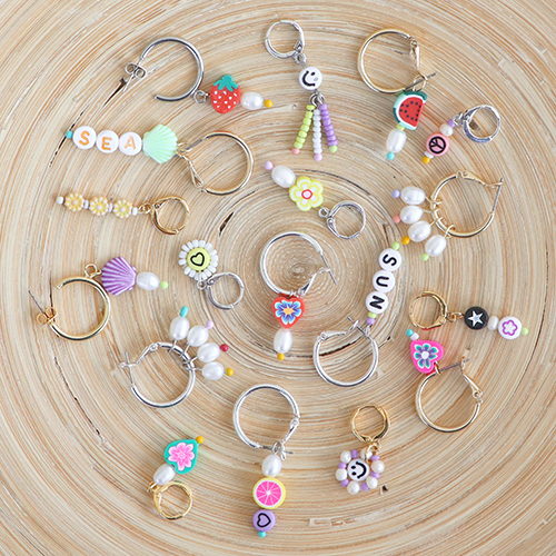 Cr&eacute;ez des bijoux &agrave; la mode avec diverses perles acryliques et les clous &agrave; t&ecirc;te plate arc-en-ciel en m&eacute;tal DQ 