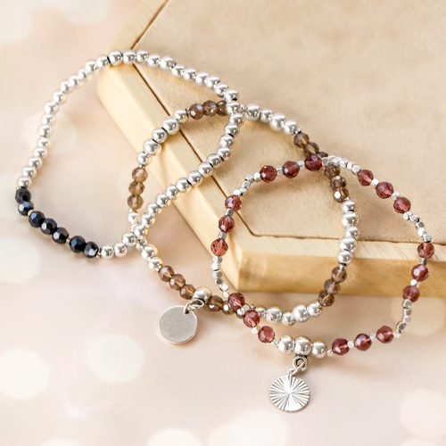 Utilisez ces perles &agrave; facettes rondes pour une belle collection de bracelets