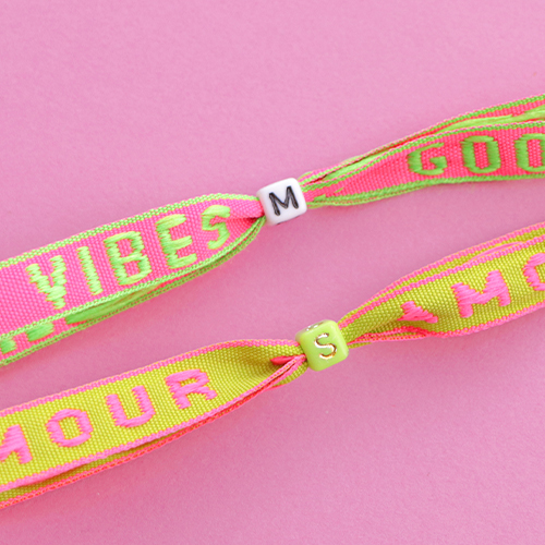 Cr&eacute;er des bracelets tendance avec du ruban texte