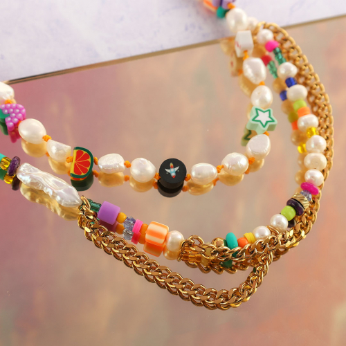 Inspiration de bijoux color&eacute;s avec des perles en polym&egrave;re.