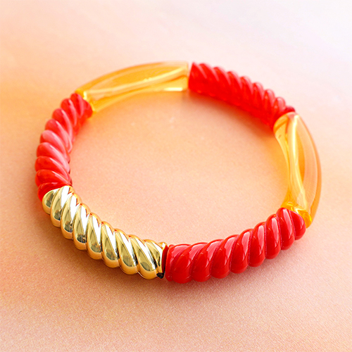 Fabriquer des bijoux avec des perles acryliques tube torsad&eacute;