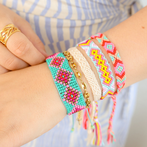 Comment pr&eacute;senter des bracelets et des cha&icirc;nes de chevilles tendance ?