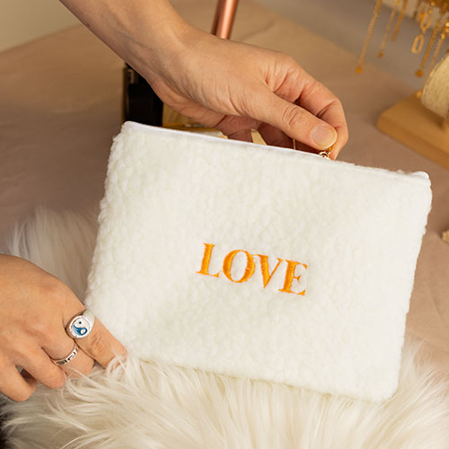Pochettes en peluche compactes et indispensables