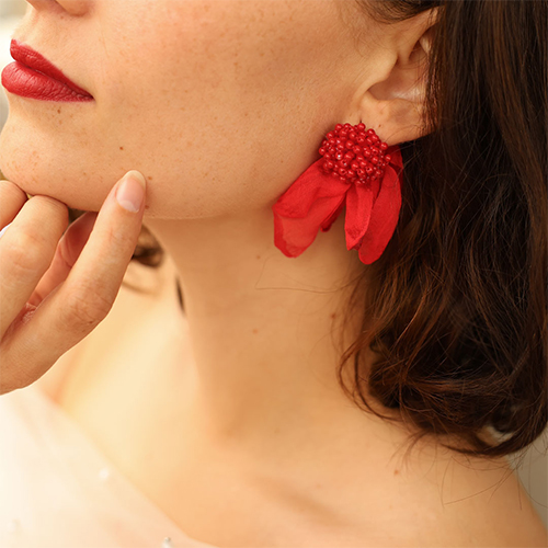 Cr&eacute;ez un look unique avec des boucles d'oreilles avec des fleurs