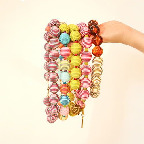 Apportez de la couleur &agrave; votre collection avec des perles acryliques