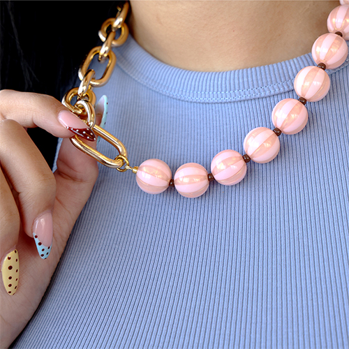 Cr&eacute;ez des bijoux color&eacute;s avec des perles acryliques DQ &agrave; rayures