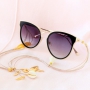 Summer proof ; des cordons &agrave; lunettes et des boucles d'oreilles minimalistes