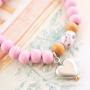 Des bracelets avec des articles du SUMMER SALE