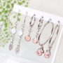 De diff&eacute;rents bijoux avec des pendentifs en verre Crystal Glass