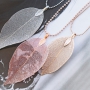 Colliers fins avec des pendentifs feuilles