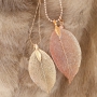 Colliers fins avec des pendentifs feuilles