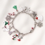 Bijoux de No&euml;l avec des breloques dor&eacute;es et argent&eacute;es.