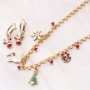 Bijoux de No&euml;l avec des breloques dor&eacute;es et argent&eacute;es.