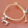 Bracelets &eacute;lastiques et colliers superpos&eacute;s avec des breloques en m&eacute;tal 