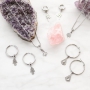 Boucles d&rsquo;oreilles et colliers avec appr&ecirc;ts en acier inox + breloques