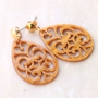 Faire des boucles d&rsquo;oreilles avec des pendentifs en r&eacute;sine et des clous d&rsquo;oreilles en m&eacute;tal DQ