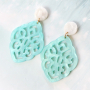 Boucles d&rsquo;oreilles statement avec pendentifs en r&eacute;sine 